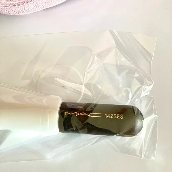 💄HP!💄LAST ONE! MAC Indulgent Glow Face Kit - Picture 8 of 14